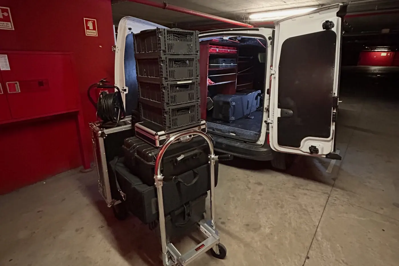 Carrinha aberta, carregada de malas de transporte com o equipamento de gravação